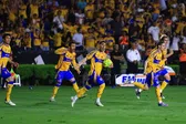 ¡En el 90 y...! Tigres vence a Rayados de forma agónica en oleada de expulsiones