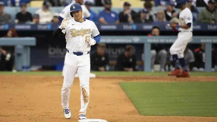 Ohtani sigue entrenando para lanzar pero Roberts no espera verlo pronto en el montículo