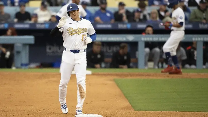 Ohtani sigue entrenando para lanzar pero Roberts no espera verlo pronto en el montículo