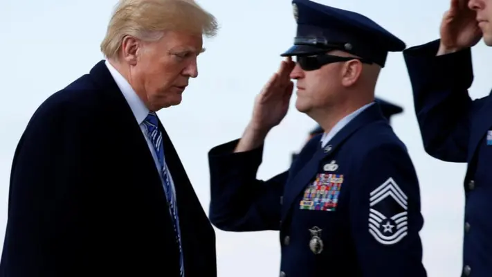Juez federal bloquea orden ejecutiva de Trump de prohibir personas transgénero en el servicio militar