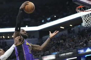 LeBron James da victoria a Lakers sobre  Pacers con canasta de último segundo