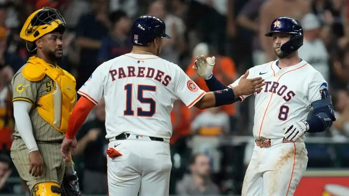 Astros vence 3-2 a San Diego con carrera impulsada por el mexicano Paredes