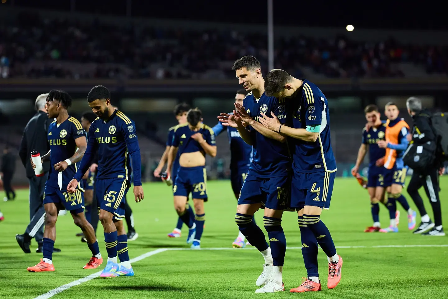 Jugadores de Whitecaps festejan eliminación de Pumas | MEXSPORT