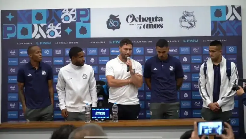 Jugadores de Puebla respaldan a Pablo Guede tras la derrota ante Pumas
