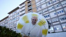 Papa Francisco permanece "estable", informa el Vaticano