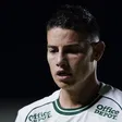 James Rodríguez protagoniza ‘berrinche’ en pleno juego; aventó su zapato al silbante