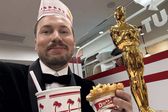 Director celebra su Premio Oscar comiendo hamburguesas en restaurante de comida rápida