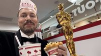 Director celebra su Premio Oscar comiendo hamburguesas en restaurante de comida rápida