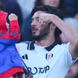 Raúl Jiménez tuvo un emotivo festejo con su pequeño hijo tras la victoria del Fulham sobre Liverpool
