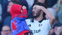 Raúl Jiménez tuvo un emotivo festejo con su pequeño hijo tras la victoria del Fulham sobre Liverpool