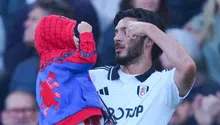 Raúl Jiménez tuvo un emotivo festejo con su pequeño hijo tras la victoria del Fulham sobre Liverpool