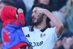 Raúl Jiménez tuvo un emotivo festejo con su pequeño hijo tras la victoria del Fulham sobre Liverpool