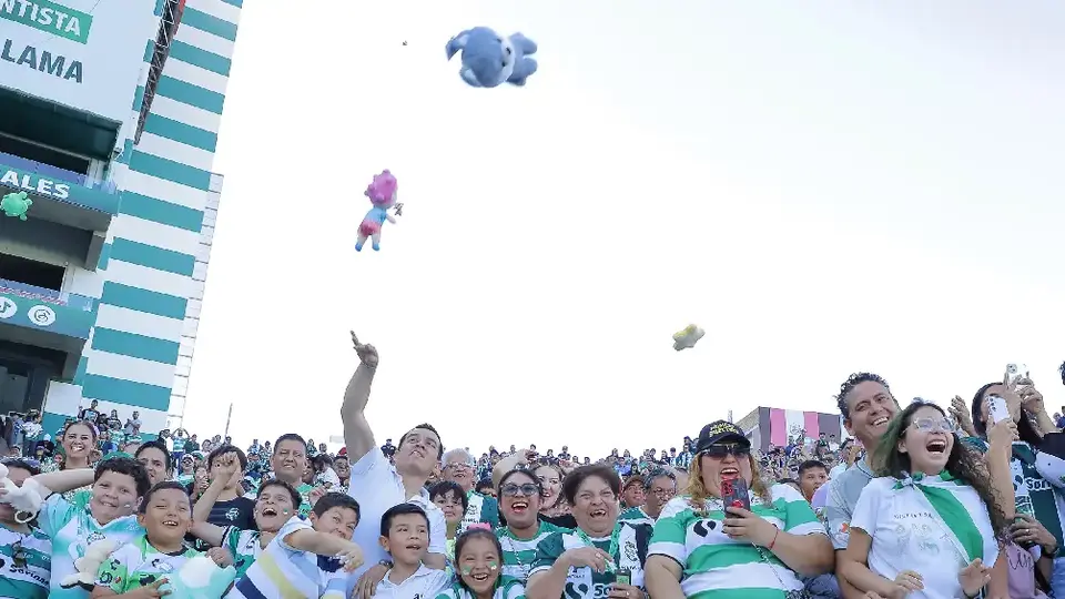 Aficionados de Santos se unen al 'Guerretón 2025' y lanzan peluches al terreno de juego