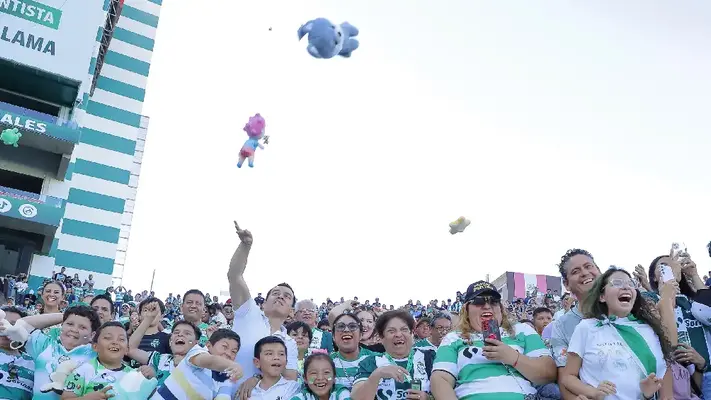 Aficionados de Santos se unen al 'Guerretón 2025' y lanzan peluches al terreno de juego