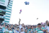 Aficionados de Santos se unen al 'Guerretón 2025' y lanzan peluches al terreno de juego