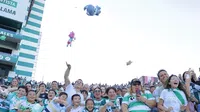 Aficionados de Santos se unen al 'Guerretón 2025' y lanzan peluches al terreno de juego