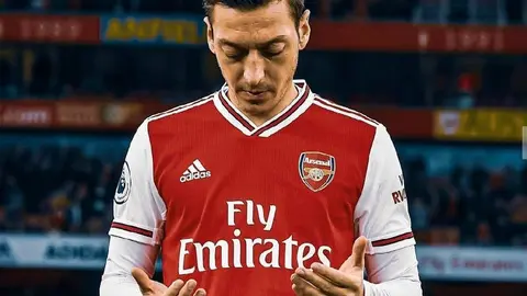 Mesut Özil se olvida del futbol para meterse a la política en Turquía