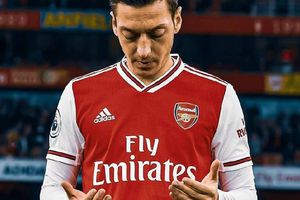 Mesut Özil se olvida del futbol para meterse a la política en Turquía
