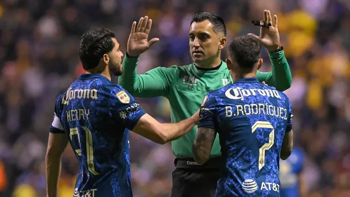 Comisión de Árbitros revela audios del VAR sobre polémica jugada del Puebla vs América