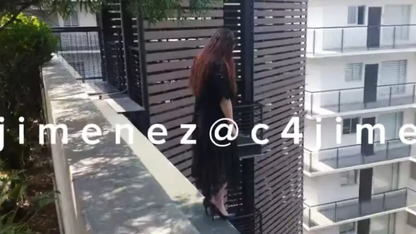 VIDEO: Policías salvan a mujer que buscaba arrojarse de un piso 16