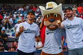 Sergio Canales y André-Pierre Gignac lanzaron la primera bola en el Sultanes vs Red Sox