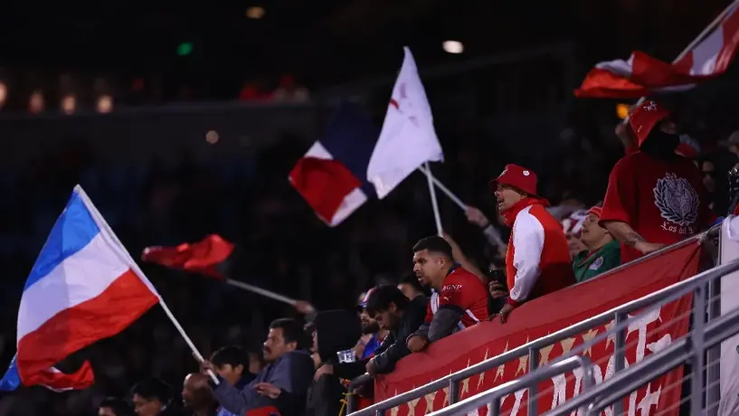 Aficionado desata locura en festejo con jugadores de Chivas tras invadir el campo en el Clásico Tapatío