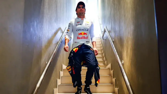 Medio británico se disculpa con Checo Pérez tras salida de Lawson de Red Bull