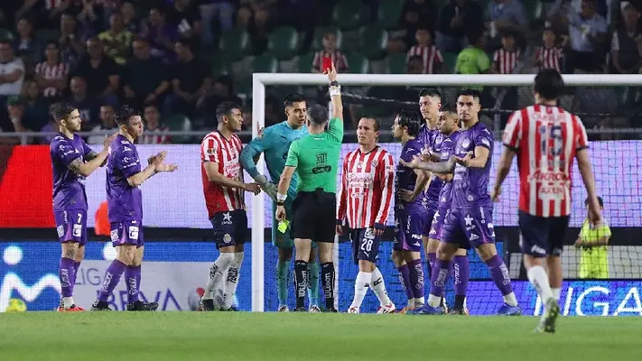 Mazatlán vs Chivas: Arbitraje de Fernando 'Curro' Hernández desata polémica