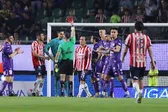 Mazatlán vs Chivas: Arbitraje de Fernando 'Curro' Hernández desata polémica