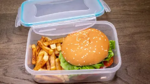 ¿SEP multará a padres de familia por poner comida chatarra a sus hijos en el lunch?