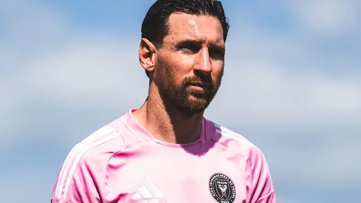 Messi y su gesto desafiante al ver el jersey de Cristiano Ronaldo tras derrota del Inter Miami