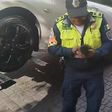 VIDEO: Policías de CDMX rescatan a gato atrapado en carrocería de auto