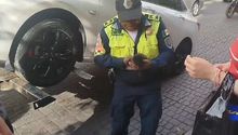 VIDEO: Policías de CDMX rescatan a gato atrapado en carrocería de auto