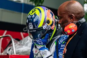 Anthony Hamilton consuela a Isack Hadjar tras su accidente en el GP de Australia