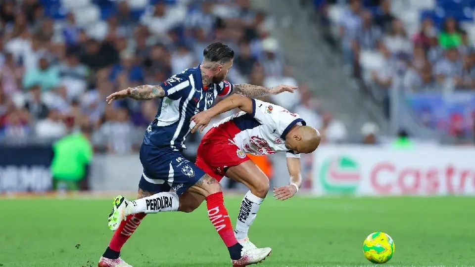 ‘Ruso’ Zamogilny critica a Chicharito por no defender a su compañero ante Sergio Ramos