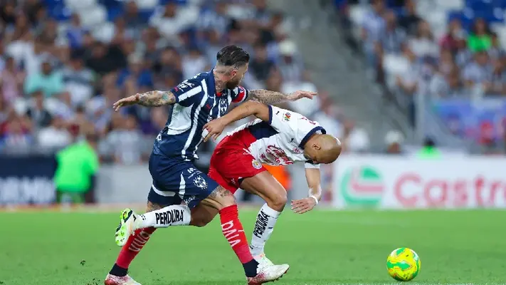‘Ruso’ Zamogilny critica a Chicharito por no defender a su compañero ante Sergio Ramos