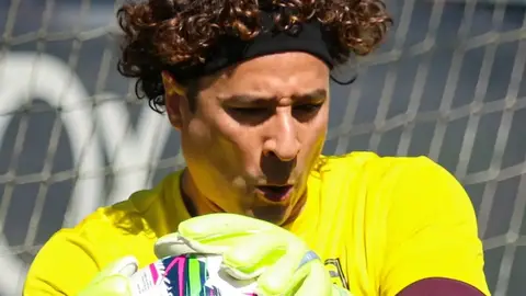 ¿Otro descenso? Memo Ochoa sufre otra goleada con el AVS y se hunden en la tabla