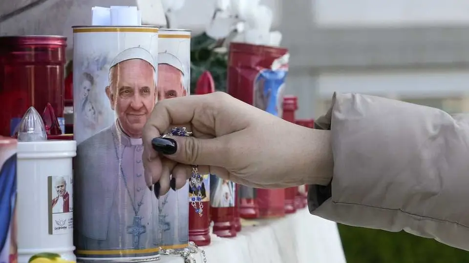Papa Francisco sigue en estado grave, pero pasó la noche “con tranquilidad”
