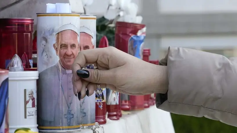Papa Francisco sigue en estado grave, pero pasó la noche “con tranquilidad”