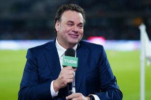 Faitelson asegura que Henry Martín haría más goles que Santiago Giménez en Feyenoord