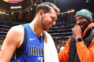 Aficionados de Lakers crean mural de Kobe y Doncic tras su llegada al equipo