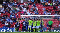 Emiliano Gómez, jugador de Puebla, sufre convulsión en partido vs Querétaro