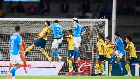 Cruz Azul vence a América en la Semifinal de ida del Clausura 2025 con un hombre menos