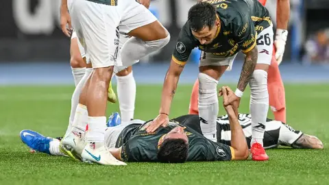 Copa Libertadores: Futbolista argentino sale en ambulancia tras aparatoso choque de cabezas
