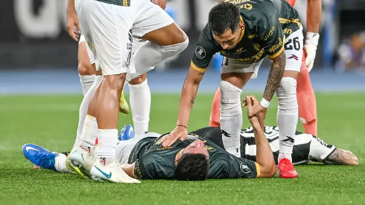 Copa Libertadores: Futbolista argentino sale en ambulancia tras aparatoso choque de cabezas