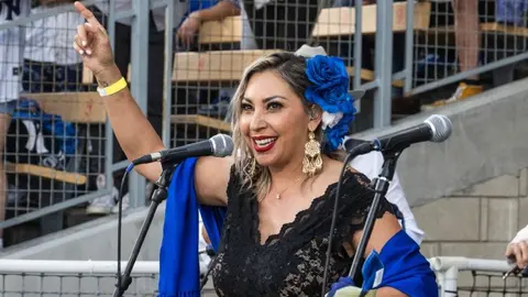Super Bowl LIX: ¿Quién es Deyra Barrera, la cantante que reza para llegar a la cita?