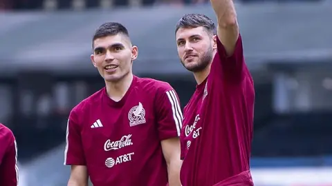 Johan Vásquez 'advierte' a Santiago Giménez: 'Se acordará cómo defiendo'