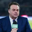 'Bañan' y agreden a David Faitelson en el Estadio Akron tras el Chivas vs América