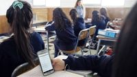 ¡No más celulares en escuelas de CDMX! Iniciativa busca prohibir teléfonos en primarias y secundarias