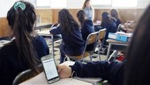¡No más celulares en escuelas de CDMX! Iniciativa busca prohibir teléfonos en primarias y secundarias